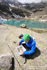 Andreu durante un monitoraggio del macrobentos al lago Ciamosseretto - Canon 500D, tamron 10-24 (f/7.1, 1/160, 100iso)